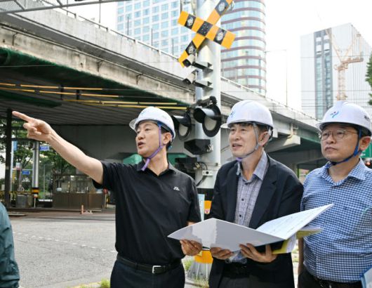 오세훈 서울시장이 지난 28일 철거를 앞둔 서울 중구 서소문고가차도 현장을 찾아 주변 차량 흐름을 확인하고 있다. (사진=서울시)