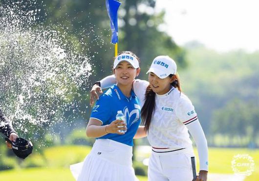 삼천리 골프단의 유현조(왼쪽)와 박보겸.(사진=KLPGT 제공)