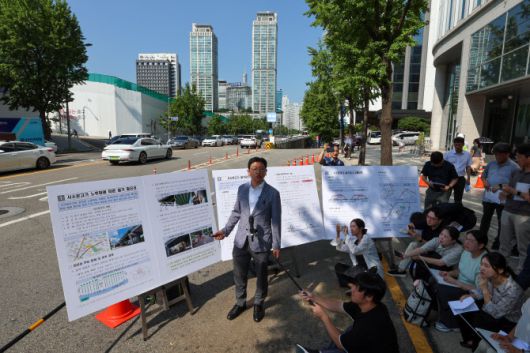 29일 서울 중구 서소문 고가차도 앞에서 철거공사 현장 설명회가 열리고 있다. (사진=연합뉴스)