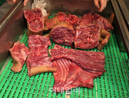 지난 24일 방문한 서울 영등포구 한 전통시장에서 유통업체 상인이 개고기를 늘어놓으며 설명하고 있다. (사진=김현재 수습기자)