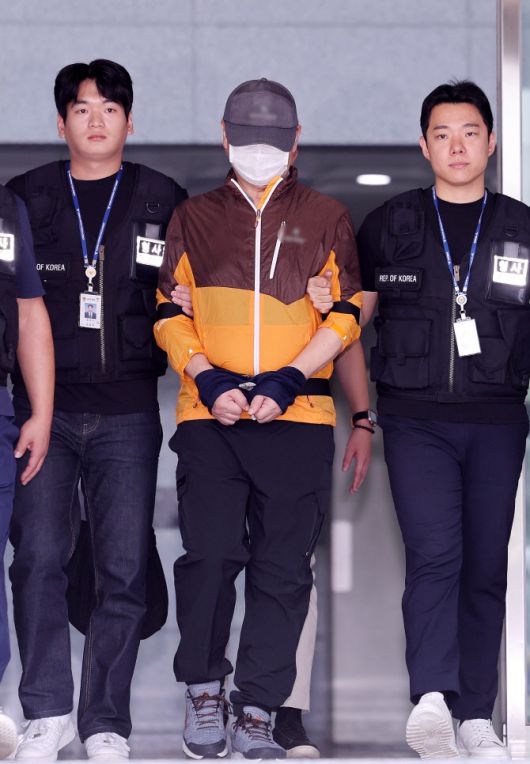 아들을 사제 총기로 살해한 혐의가 있는 조모씨가 30일 검찰 송치를 위해 인천논현경찰서 유치장에서 나오고 있다. (사진 = 뉴스1 제공)