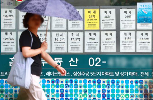 31일 서울 시내 한 부동산중개업소에 게재된 매물 안내문(사진 = 연합뉴스)