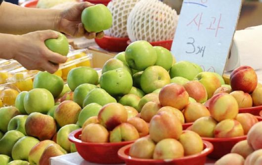 31일 서울 한 재래시장에서 사과를 고르는 시민의 모습.(사진=연합뉴스)
