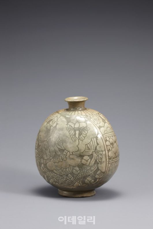 국보 ‘분청사기 조화박지 연어문 편병’. (사진=국립중앙박물관)