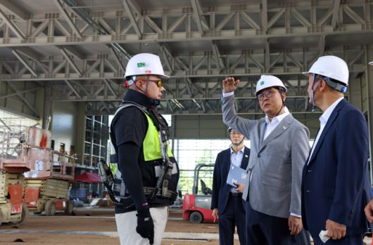 신임 최휘영 문화체육관광부 장관이 1일 취임 후 첫 일정으로 아시아태평양경제협력체(APEC) 정상회의’ 개최지인 경주를 찾아 미디어센터 조성 현장을 살펴보고 있다. (사진=문체부 제공).