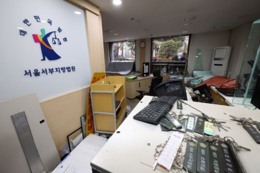 지난 1월 19일 오후 서울 마포구 서울서부지방법원의 시설들이 윤석열 대통령 지지자들의 난입으로 파손돼 있다. (사진=뉴시스)