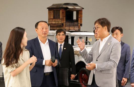 신임 최휘영 문화체육관광부 장관이 1일 취임 후 첫 일정으로 아시아태평양경제협력체(APEC) 정상회의’ 개최지인 경주를 찾아 우양미술관을 살펴보고 있다. (사진=문체부 제공).