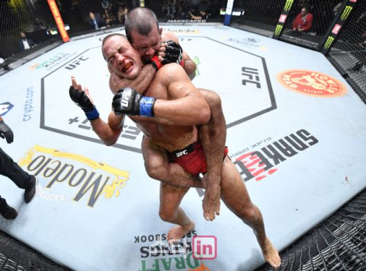 리어네이키드 초크를 거는 호돌포 비에이라. 사진=UFC