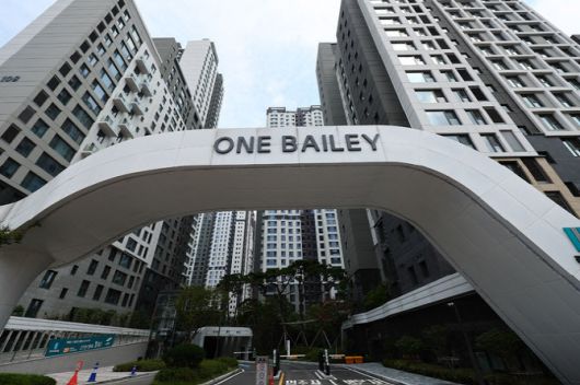 서울 서초구 래미안 원베일리 아파트 단지 입구다. (사진=뉴시스)