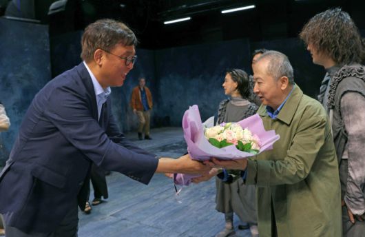 최휘영 문화체육관광부 장관이 3일 서울 중구 명동예술극장을 방문해 (재)국립극단의 ‘삼매경’ 종연 공연을 관람한 뒤 출연진을 격려하고 있다. (사진=문체부 제공).