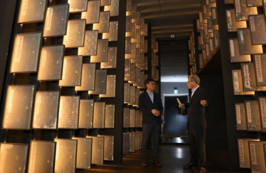 최휘영 문화체육관광부 장관이 3일 서울 용산구 국립중앙박물관을 찾아 유홍준 국립중앙박물관장과 함께 박물관 현장을 살펴보고 있다. (사진=문체부 제공).