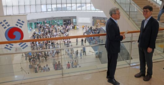 최휘영 문화체육관광부 장관이 3일 서울 용산구 국립중앙박물관을 찾아 유홍준 국립중앙박물관장과 함께 박물관 현장을 살펴보고 있다. (사진=문체부 제공).