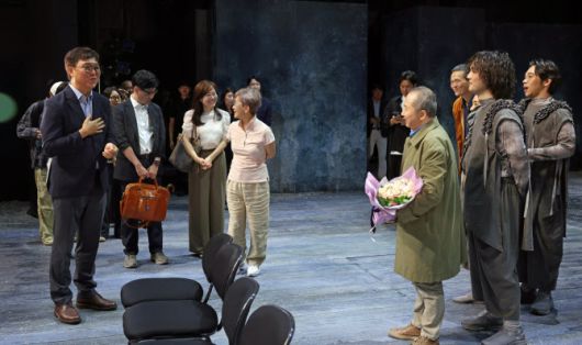 최휘영 문화체육관광부 장관이 3일 서울 중구 명동예술극장을 방문해 (재)국립극단의 ‘삼매경’ 종연 공연을 관람한 뒤 출연진을 격려하고 있다. (사진=문체부 제공).