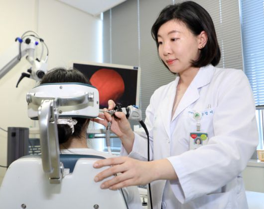 강릉아산병원 이비인후과 박정미 교수가 이내시경을 사용해 환자의 외이도를 확인하고 있다.