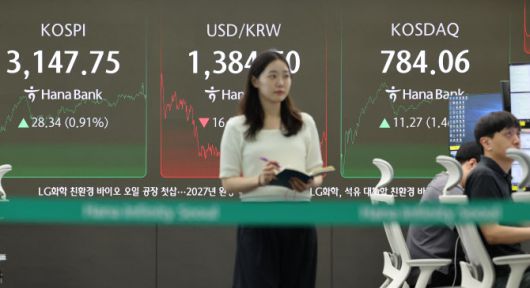 4일 서울 중구 하나은행 딜링룸 현황판에 코스피·코스닥 종가가 표시돼있다. (사진=연합뉴스)