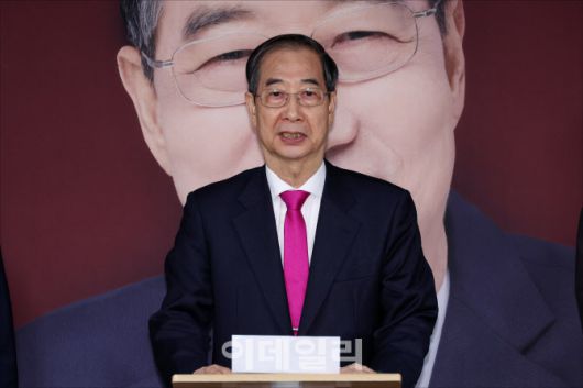 국민의힘 대선 후보로 등록했던 한덕수 전 국무총리가 지난 5월 11일 오전 서울 여의도 맨하탄21에 마련된 선거사무소에서 국민의힘 대통령 선거 후보 변경을 위한 당원 투표 부결과 관련해 입장을 밝히고 있다. (사진=이데일리 방인권 기자)