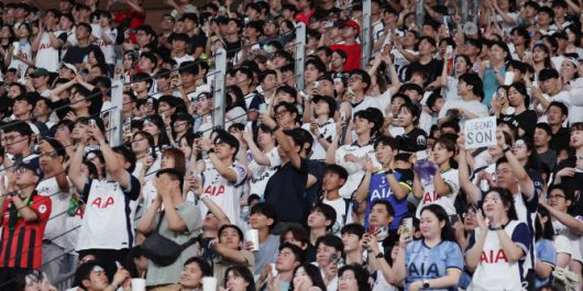 3일 서울월드컵경기장에서 열린 2025 쿠팡플레이 시리즈 토트넘 홋스퍼와 뉴캐슬 유나이티드의 경기. 토트넘 손흥민의 유니폼을 입은 관중이 교체로 물러나는 손흥민을 향해 기립박수를 보내고 있다. 사진=연합뉴스