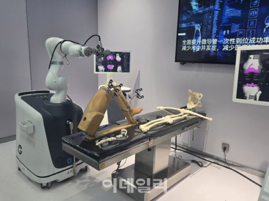 중국 베이징 이좡 경제기술개발구의 로봇 전시관에서 의료용 로봇이 전시돼 있다. (사진=이데일리 이명철 특파원)