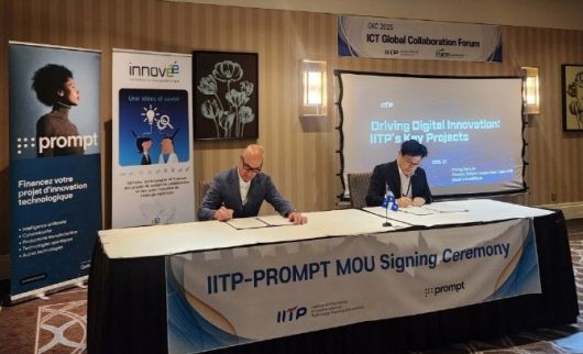 IITP-PROMPT 각 기관이 업무 협약서에 서명하고 있다. 좌는 PROMPT 도미니크 생루이 대표(직무대행), 우는 IITP 신준우 본부장)이다.