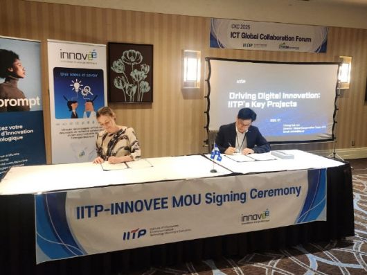 IITP-INNOVEE 각 기관이 업무 협약서에 서명하고 있다. 좌는 INNOVEE 막심 두셋 COO, 우는 IITP 신준우 본부장이다.