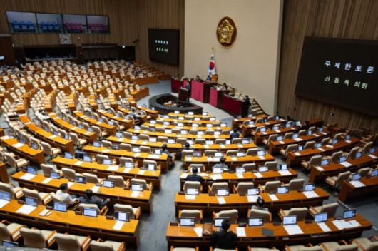 신동욱 국민의힘 의원이 4일 서울 여의도 국회에서 열린 제427회 국회(임시회) 3차 본회의에 상정된 방송법 일부개정법률안(대안)에 대한 무제한토론(필리버스터)을 하고 있다.(사진=뉴스1)