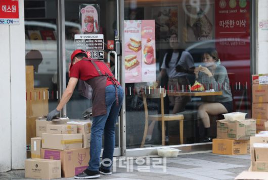 [이데일리 노진환 기자] 서울 서대문구 신촌로에서 한 직원이 매장 앞 박스를 정리하고 있다.