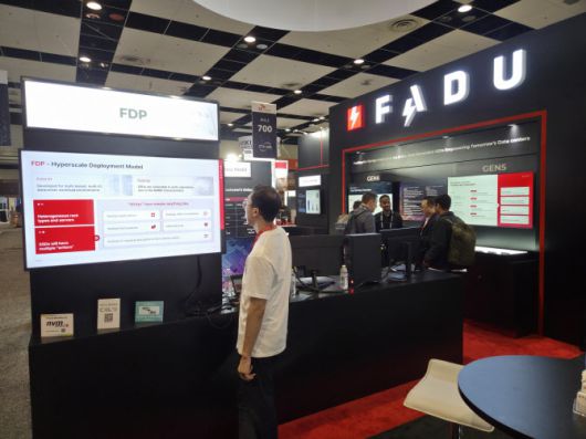 세계 최대 규모 메모리 및 스토리지 기술 전시회 ‘FMS 2025(Future of Memory and Storage)’에서 관람객들이 파두 전시부스를 둘러보고 있다. 사진=파두