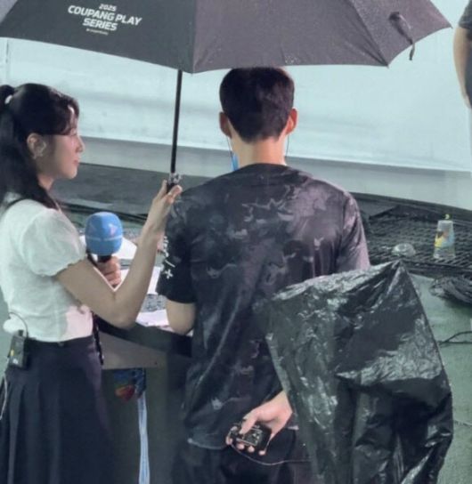 지난 3일 서울월드컵경기장에서 열린 토트넘 홋스퍼와 뉴캐슬 유나이티드 FC의 경기를 마치고 인터뷰하는 손흥민 뒷모습. (사진=온라인 갈무리)