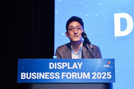 황상근 LG디스플레이 상무가 6일 서울 강남구 코엑스에서 열린 ‘디스플레이 비즈니스 포럼 2025’에서 기조연설을 하고 있다.(사진=한국디스플레이산업협회)
