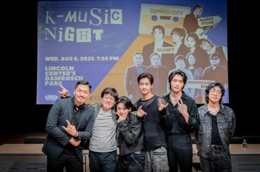 6일(현지시간) 미국 뉴욕 맨해튼 소재 뉴욕한국문화원에서 열린 기자간담회에서 ‘K-뮤직 나이트’ 콘서트 공연진이 포즈를 취하고 있다. 왼쪽부터 먼데이필링의 리더 이안, 김창완, 터치드 보컬 윤민, 드럼 김승빈, 베이스 존비킴, 키보드 채도현. (사진=뉴욕한국문화원)