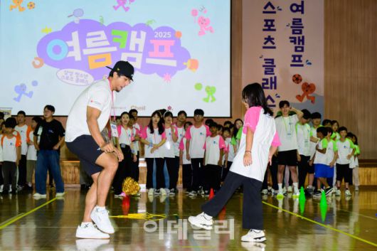 제일기획이 7일 경기 고양시 삼성화재 글로벌캠퍼스 다목적홀에서 삼성 다문화청소년 스포츠 클래스 여름캠프를 개최했다. 서울 삼성 썬더스 농구단 저스틴 구탕 선수(왼쪽)와 학생들이 함께 제기차기를 하고 있다. (사진=제일기획)