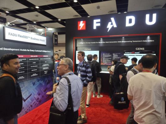 행사장에서 관람객들이 파두 부스를 둘러보고 있다.