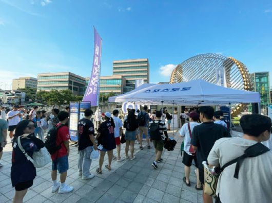 8월 고척스카이돔에서 진행된 스포츠토토 현장 프로모션 행사에 시민들이 참여하고 있다.