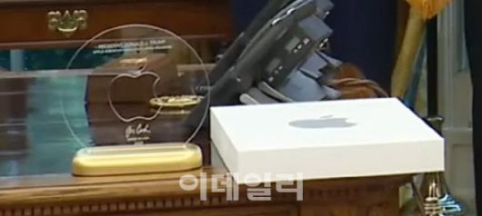 팀 쿡이 선물한 애플 로고가 새겨진 유리와 24K 금받침대