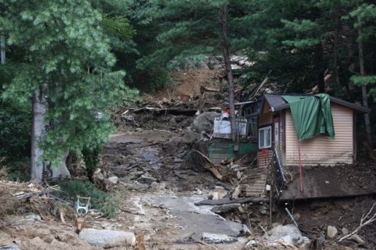 지난달 22일 경기도 가평군 조종면 마일리에서 수해로 캠핑장이 파손돼 있다. (사진=연합뉴스)