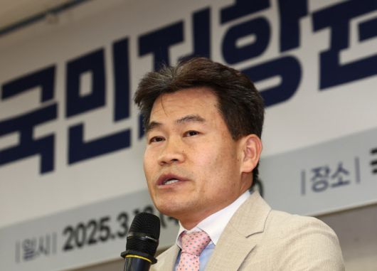 한국사 강사 전한길 씨가 12일 오전 서울 여의도 국회 의원회관에서 열린 ‘국민저항권 긴급세미나 국민저항권과 자유민주주의’에서 기조강연을 하고 있다.(사진=뉴스1)