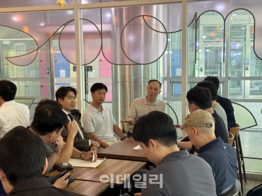 앤드류 김 파라택시스코리아 대표, 이정규 전 대표가 임시주총 폐회 후 주주들과 커피숍에서 앞으로의 사업계획에 대해 대화하고 있다.(사진=이데일리 임정요 기자)