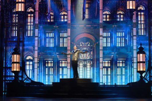 뮤지컬 ‘위대한 개츠비’에서 제이 개츠비 역을 맡은 배우 메트 도일이 6일 서울 강남구 GS아트센터에서 장면을 시연하고 있다(사진=뉴시스).