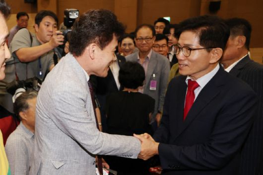 김문수 국민의힘 당 대표 후보가 지난 4일 서울 여의도 국회 의원회관에서 투게더포럼이 주최한 시국토론회에 참석해 극우성향의 한국사 강사인 전한길 씨와 악수하고 있다. (사진=연합뉴스)