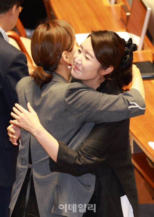 강선우 더불어민주당 의원이 5일 서울 여의도 국회에서 열린 제427회 국회(임시회) 제3차 본회의에서 임오경 의원과 포옹을 하고 있다. (사진=뉴시스)