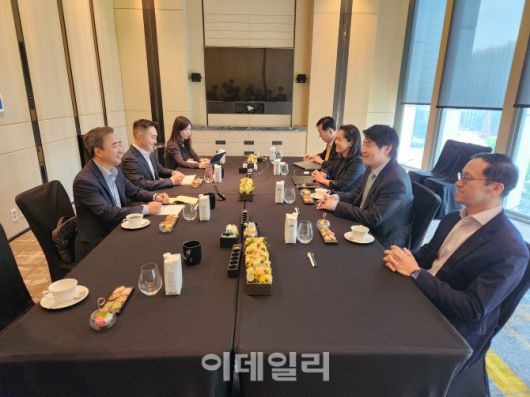 임문영 더불어민주당 선거대책위원회 디지털특별위원회 위원장(왼쪽 첫번째)과 채보건 정책본부 전략기획 담당이 5월 26일 오전 제이슨 권 오픈AI 최고전략책임자(CSO·오른쪽 두번째), 올리버 제이 국제비즈니스 총괄과 만나 인공지능 관련 협력 방안을 논의했다.(사진=최연두 기자)