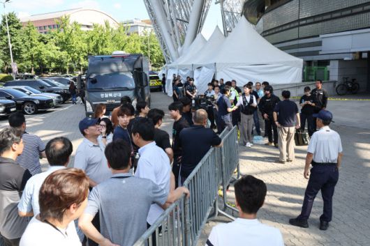 10일 폭발물 설치 신고가 접수된 서울 올림픽공원 KSPO돔(올림픽체조경기장)이 통제돼 있다. (사진=연합뉴스)