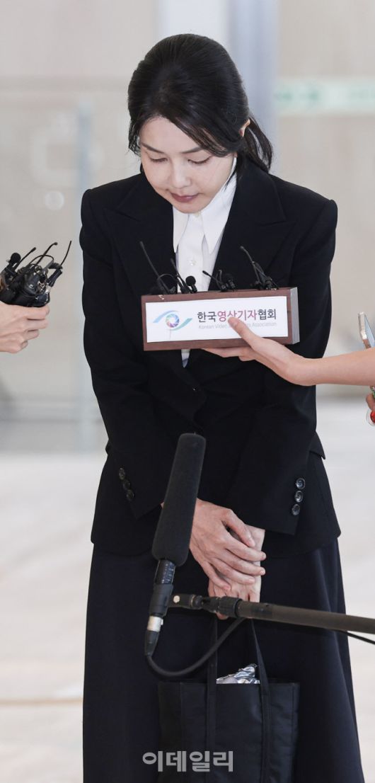 김건희 여사가 지난 6일 오전 서울 종로구 KT 광화문빌딩 웨스트에 마련된 민중기 특별검사 사무실로 출석하고 있다. (사진=공동취재단)