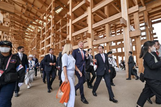 2025년 5월 21일, 일본 오사카에서 열린 2025 오사카 엑스포에서 네덜란드 국왕 빌럼알렉산더(가운데)가 네덜란드 국가의 날 기념 행사 참석을 위해 관계자들과 함께 목재 구조물인 ‘대지붕 링(Grand Ring)’ 아래를 걷고 있다.(사진=AFP)