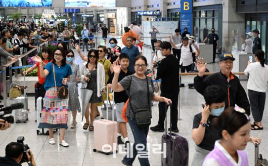 중국인 단체 관광객들이 인천국제공항을 통해 입국하는 모습 (이데일리 방인권 기자)