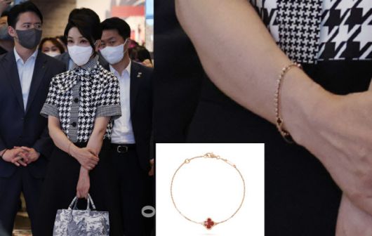 윤석열 전 대통령 부인 김건희 여사가 지난 2022년 6월 12일 오후 서울 시내 한 영화관에서 영화 ‘브로커’를 관람한 뒤 소감 밝히는 윤 대통령을 바라보고 있는 모습과 반클리프 앤 아펠 ‘스위트 알함브라 브레이슬릿 핑크 골드 커넬리언’ 제품. (사진=대통령실 및 반클리프 앤 아펠 공식 홈페이지 캡처)
