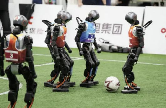 지난 13일 중국 베이징 빙상경기장에서 로봇 게임 출전을 앞둔 휴머노이드 로봇들이 축구를 하고 있다. (사진=바이두)