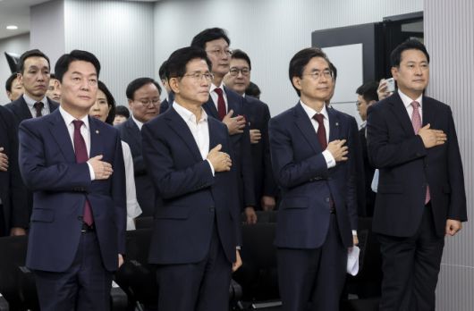 국민의힘 안철수(왼쪽부터), 김문수, 조경태, 장동혁 당대표 후보들이 14일 오후 서울 여의도 국민의힘 중앙당사에서 열린 제6차 전당대회 수도권·강원·제주 합동연설회에서 국민의례를 하고 있다.(사진 = 국회사진기자단)