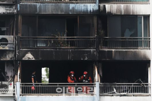 17일 서울 마포구 창전동 한 아파트에서 화재가 발생해 소방대원들이 원인을 파악하고 있다. 두 시간여 만에 완전히 꺼진 이번 화재에서 2명이 숨지고 13명이 다쳤다. (사진=이영훈 기자)