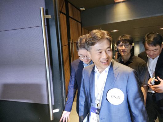 곽노정 SK하이닉스 사장이 18일 서울 광진구 워커힐 호텔에서 열린 ‘SK 이천포럼’ 행사장으로 입장하고 있다.(사진=공동취재단)